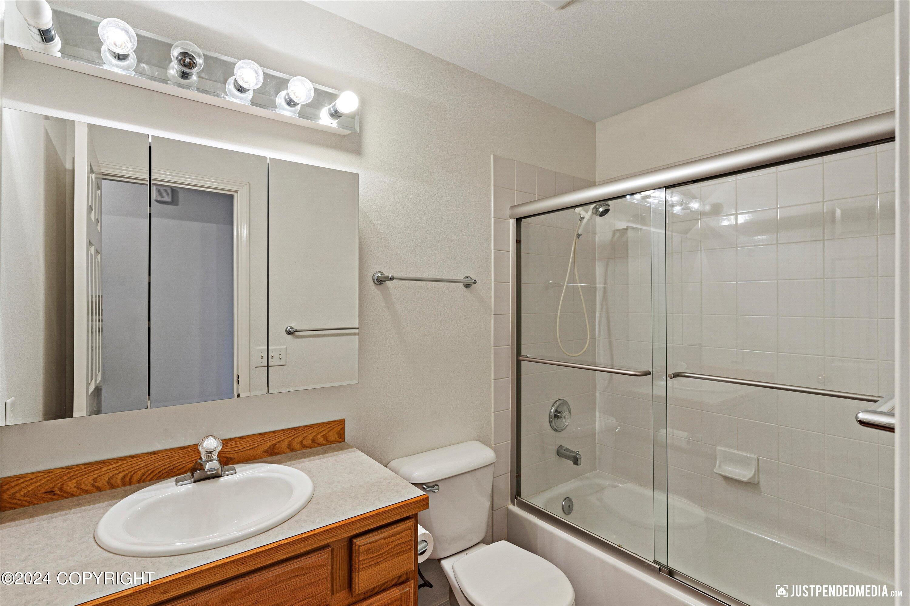 976 Shakespeare Circle