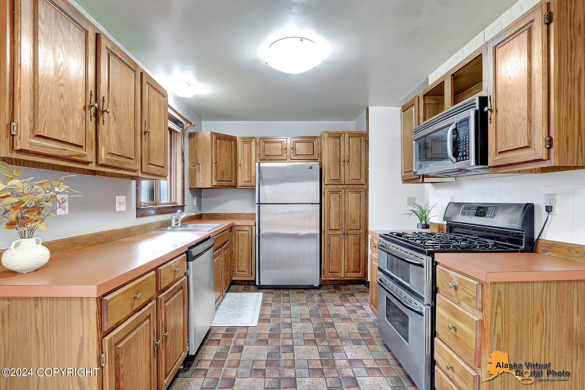 1505 N Golden Hills Drive