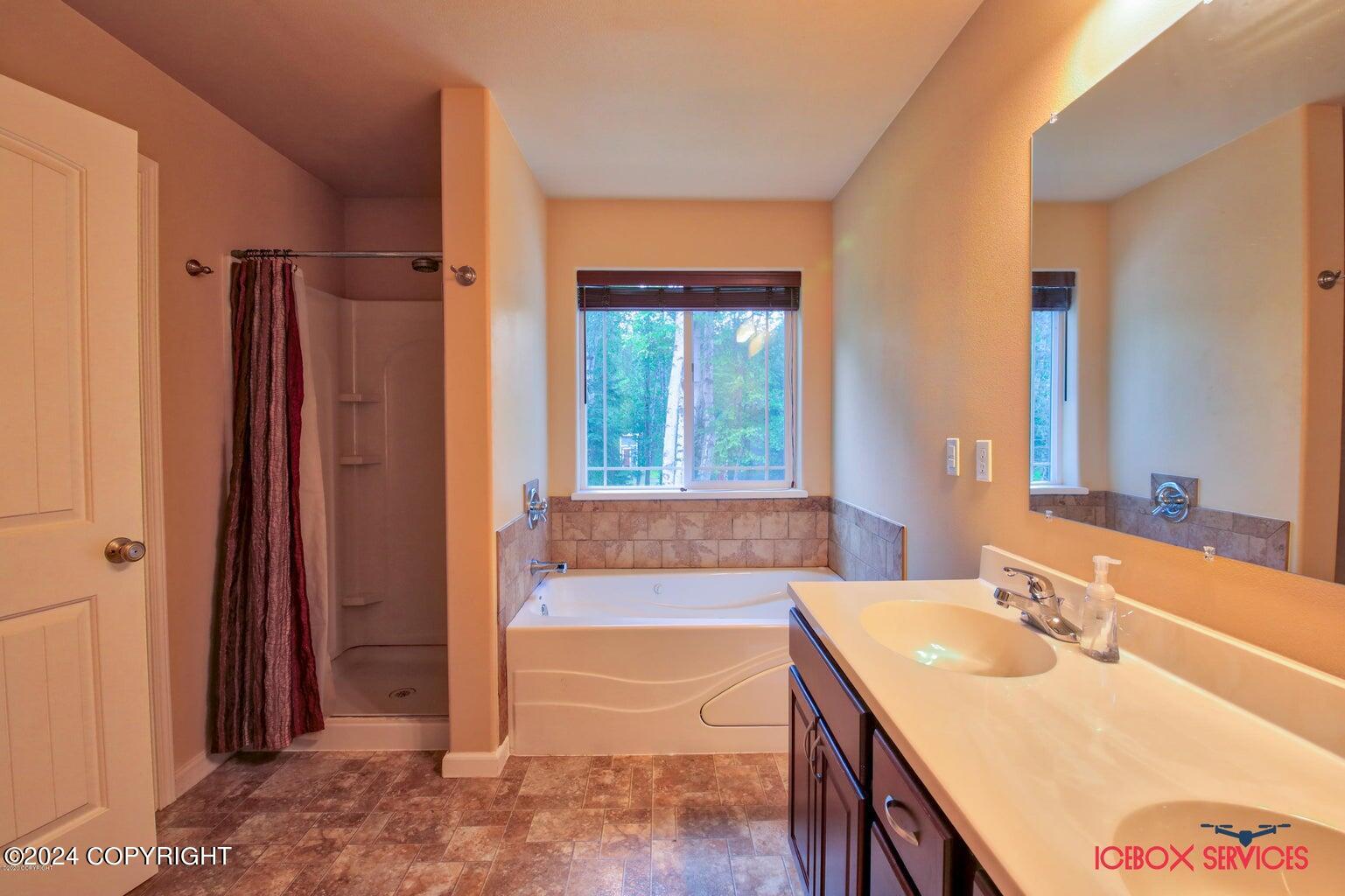 5923 E Summit Circle