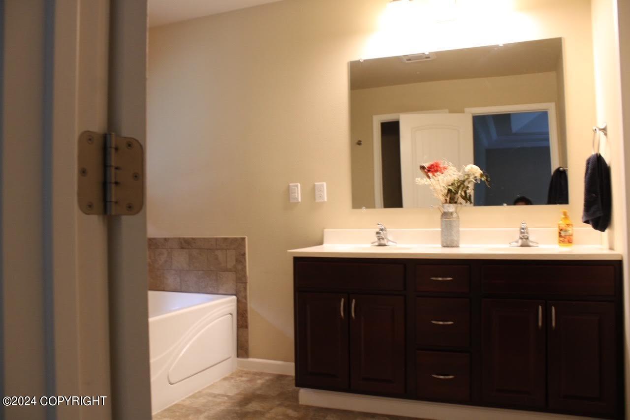 5923 E Summit Circle