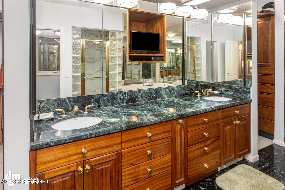 6222 W Dimond Boulevard