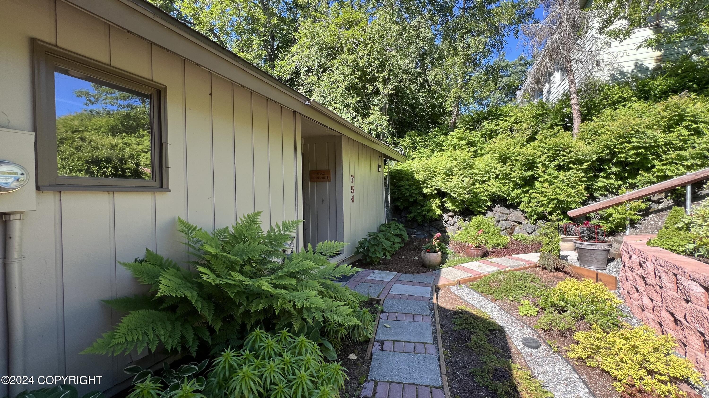 754 W 16th Avenue # 8 Unit: #8