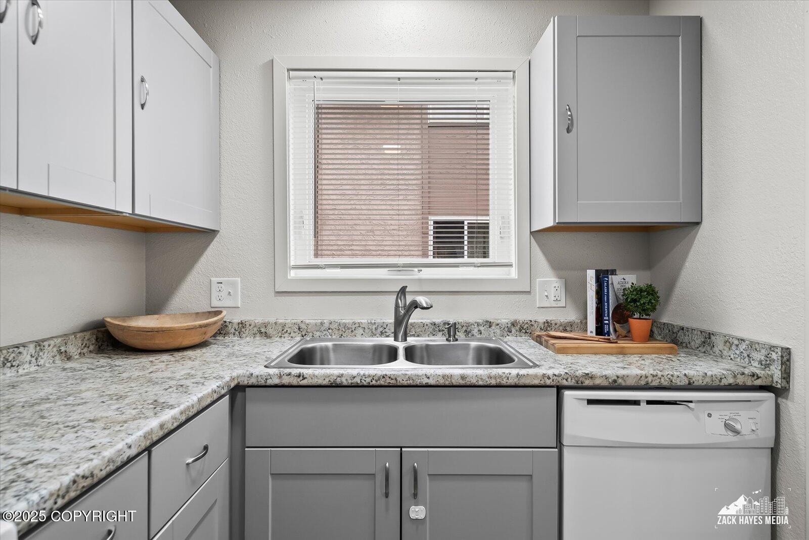 943 E 12th Avenue # 6 Unit: #6