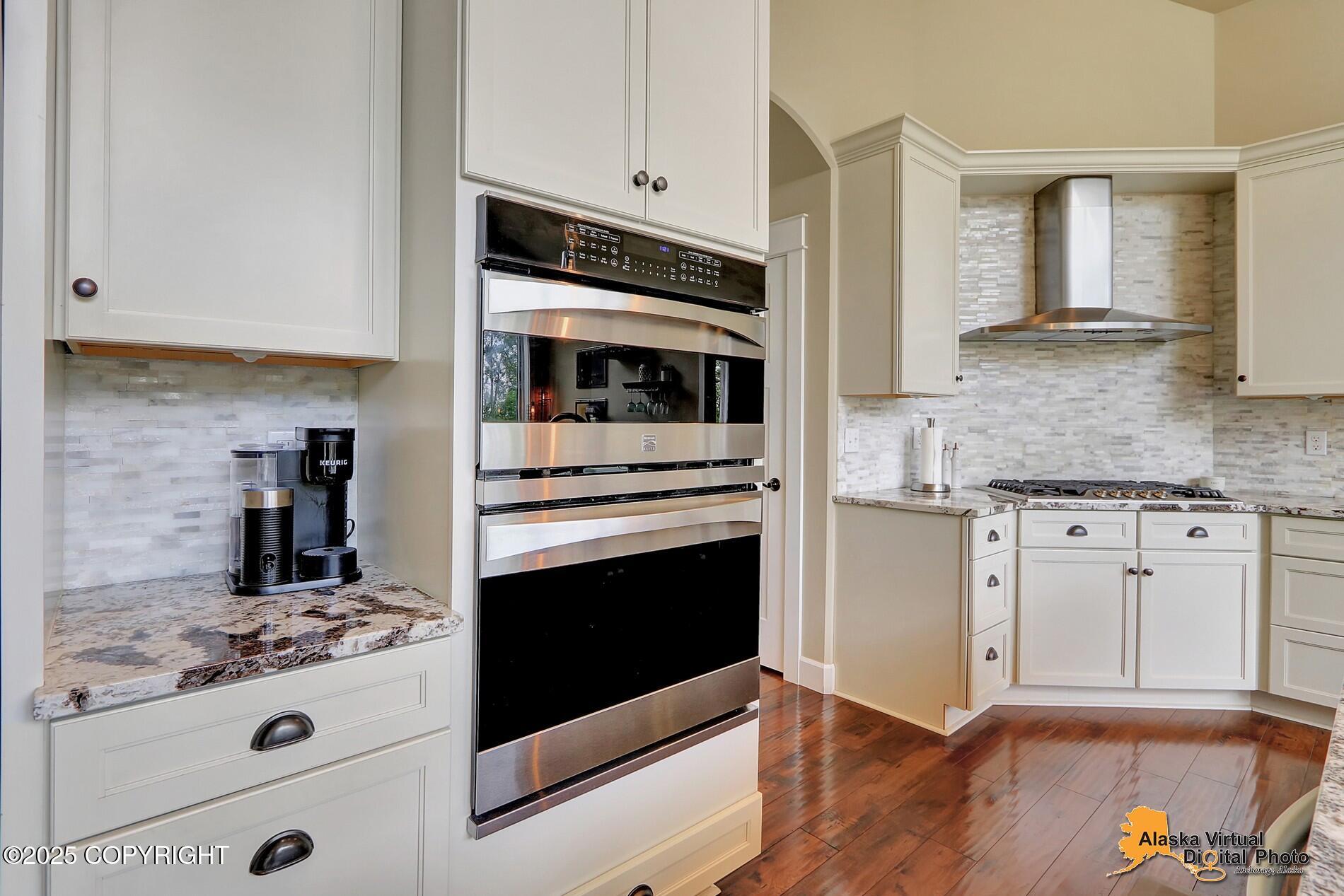 11824 Laurie Circle