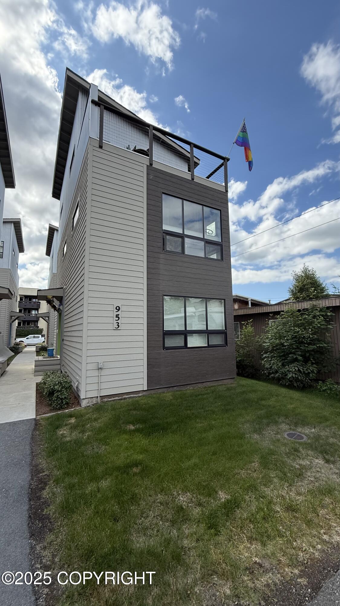 953 W 12th Avenue