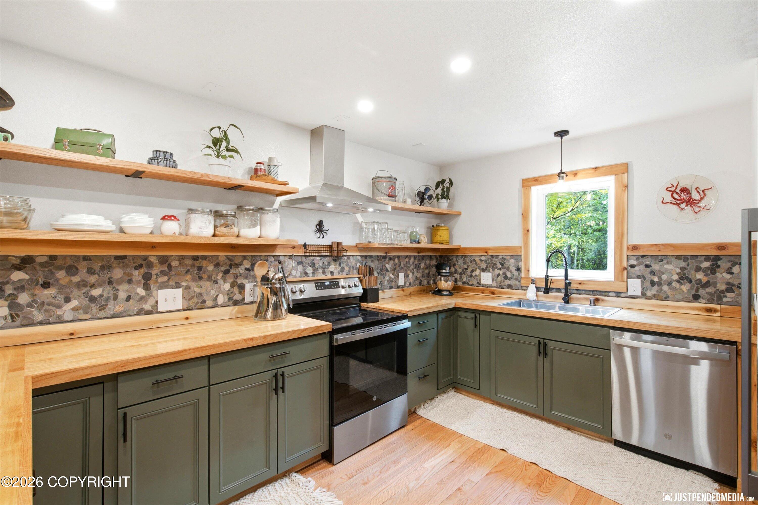 935 N Leatherleaf Loop