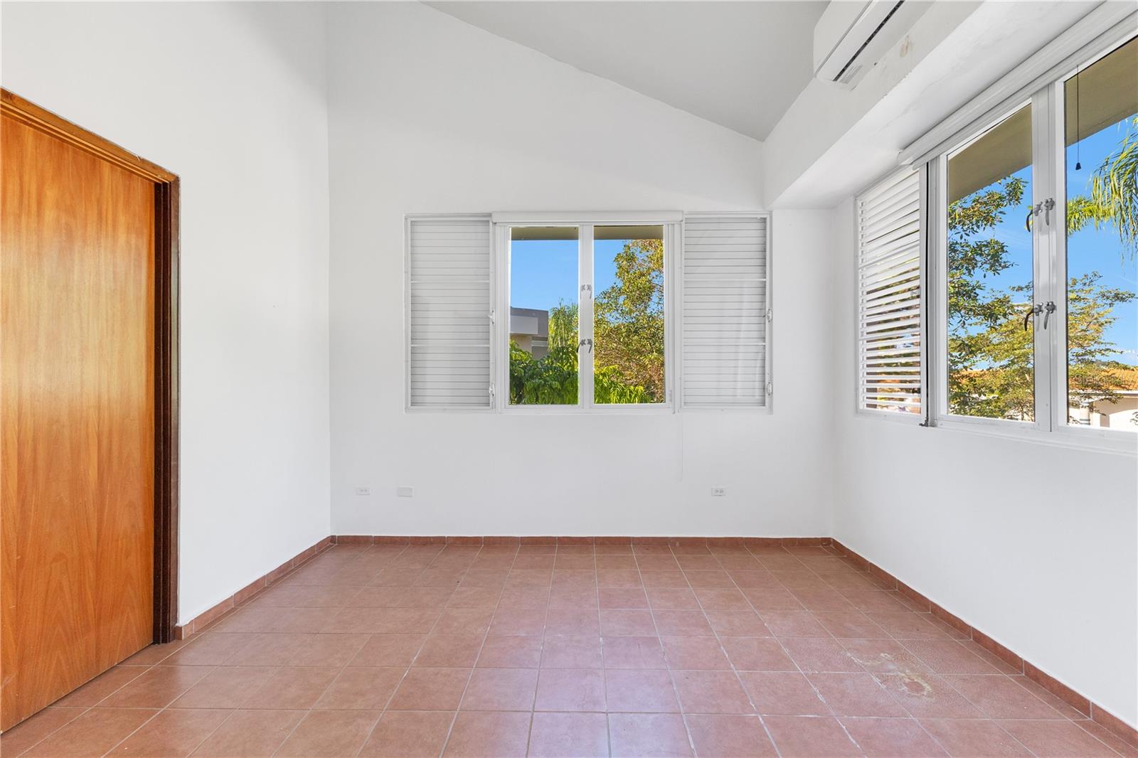 711 N COAST VLG #122