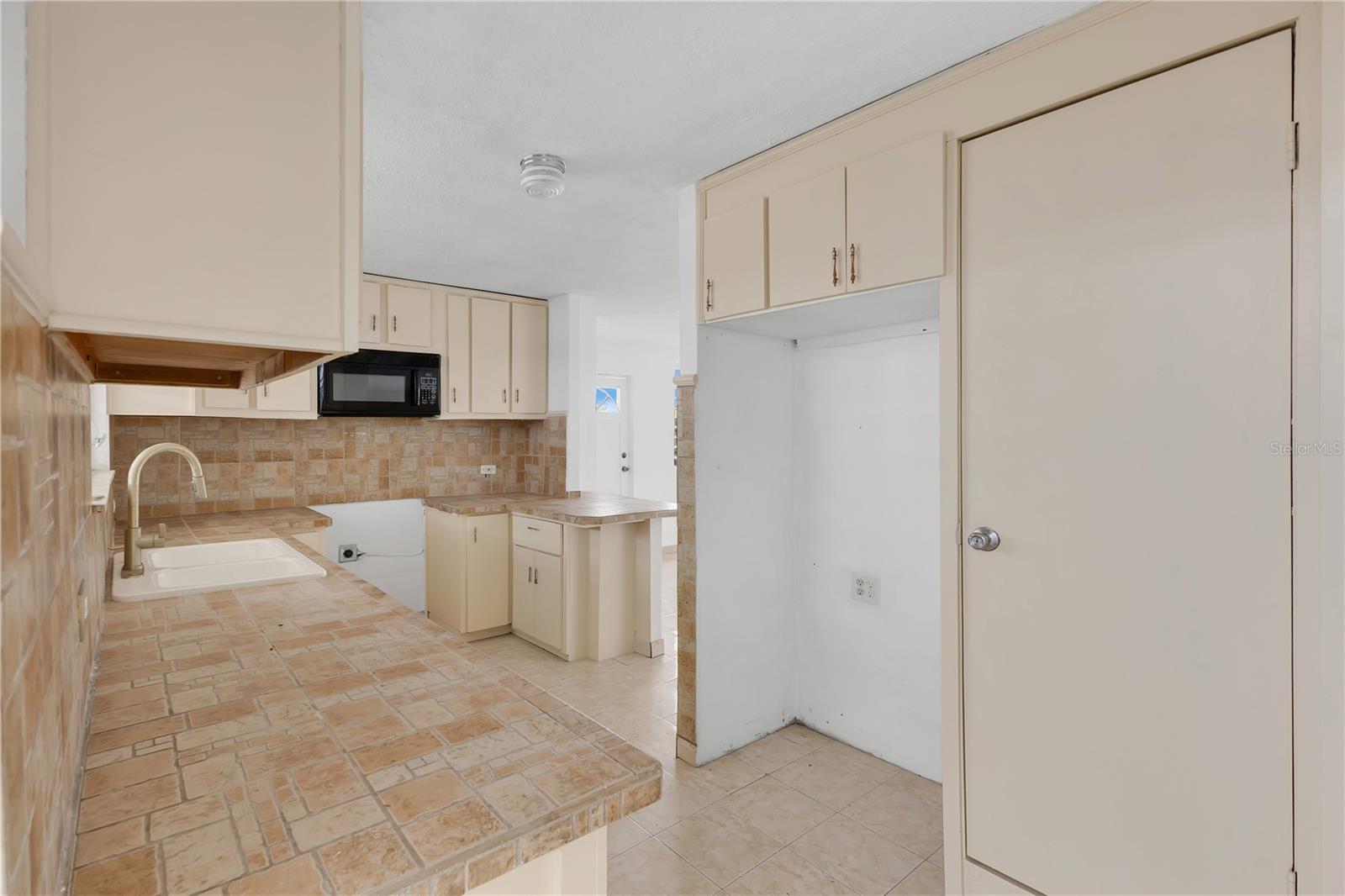 1616 CALLE GUADIANA #F6