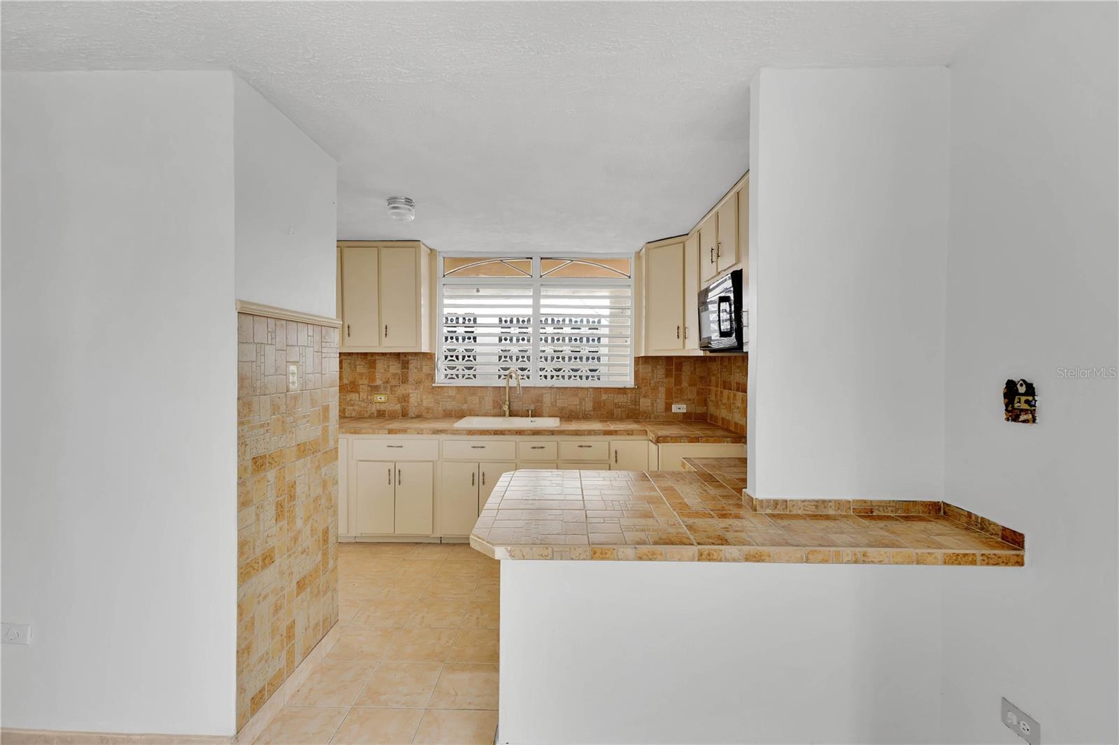 1616 CALLE GUADIANA #F6