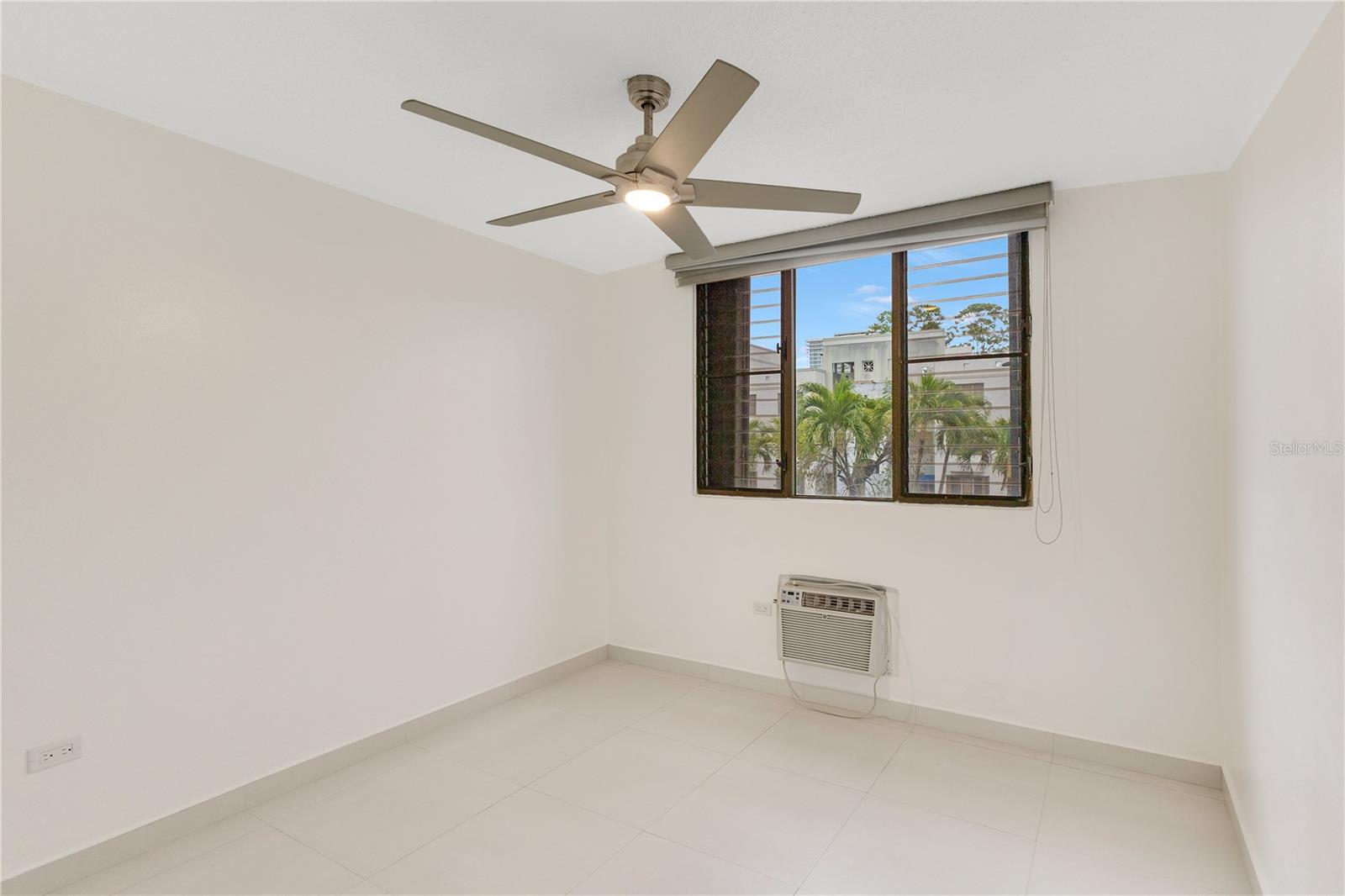 Cond. GOLDEN COURT II, HATO REY #H 202