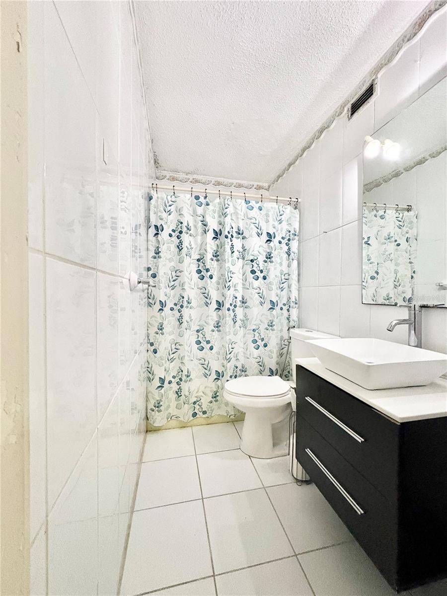 Cond. Laguna Gardens 2 AVE. LAGUNA #8E