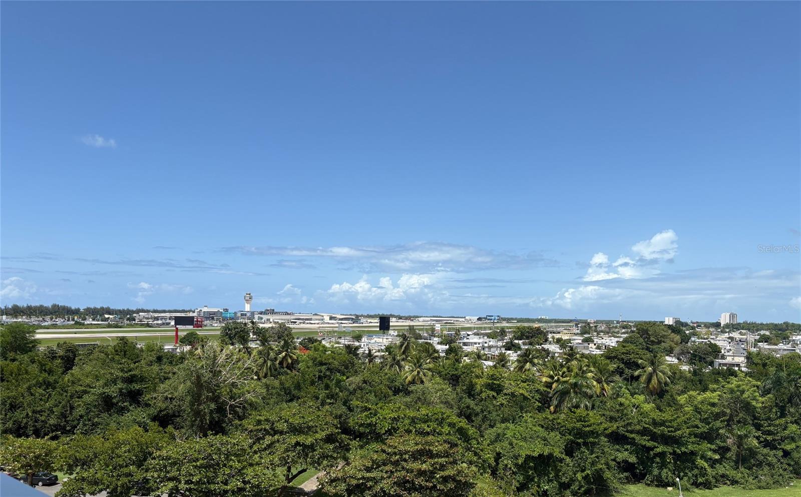 Cond. Laguna Gardens 2 AVE. LAGUNA #8E