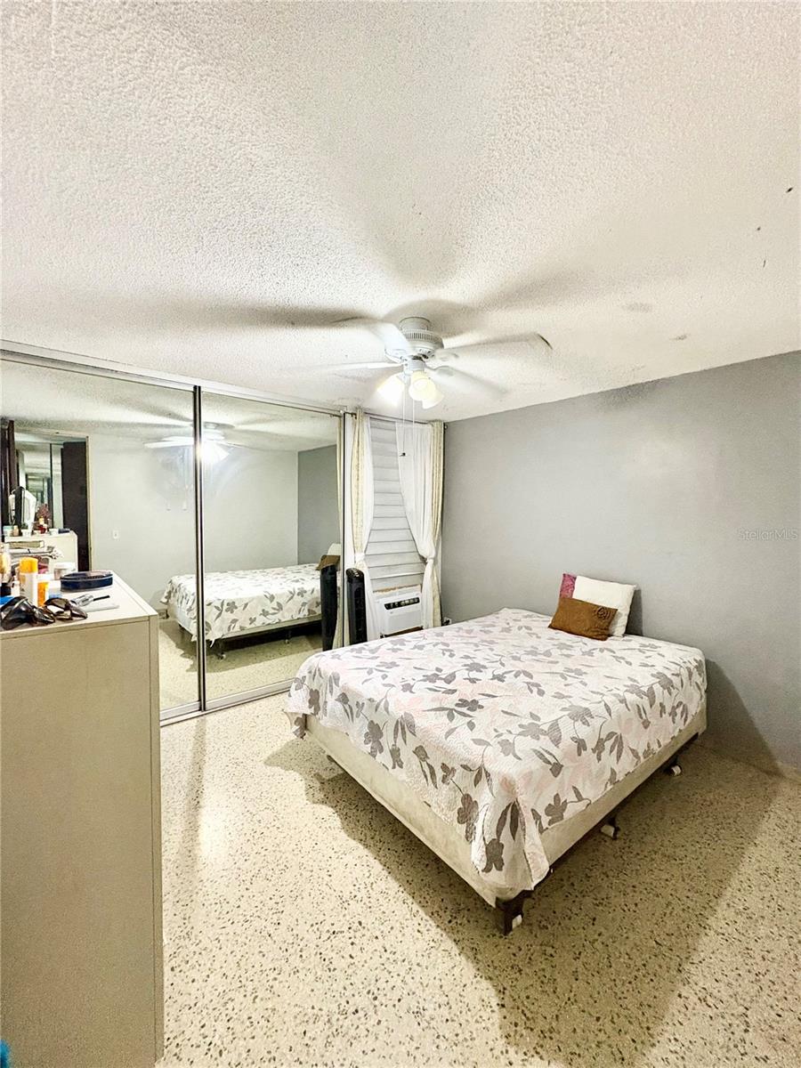 Cond. Laguna Gardens 2 AVE. LAGUNA #8E