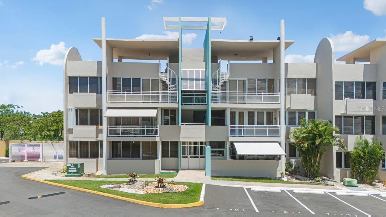 693 GOLD VILLAS #7201