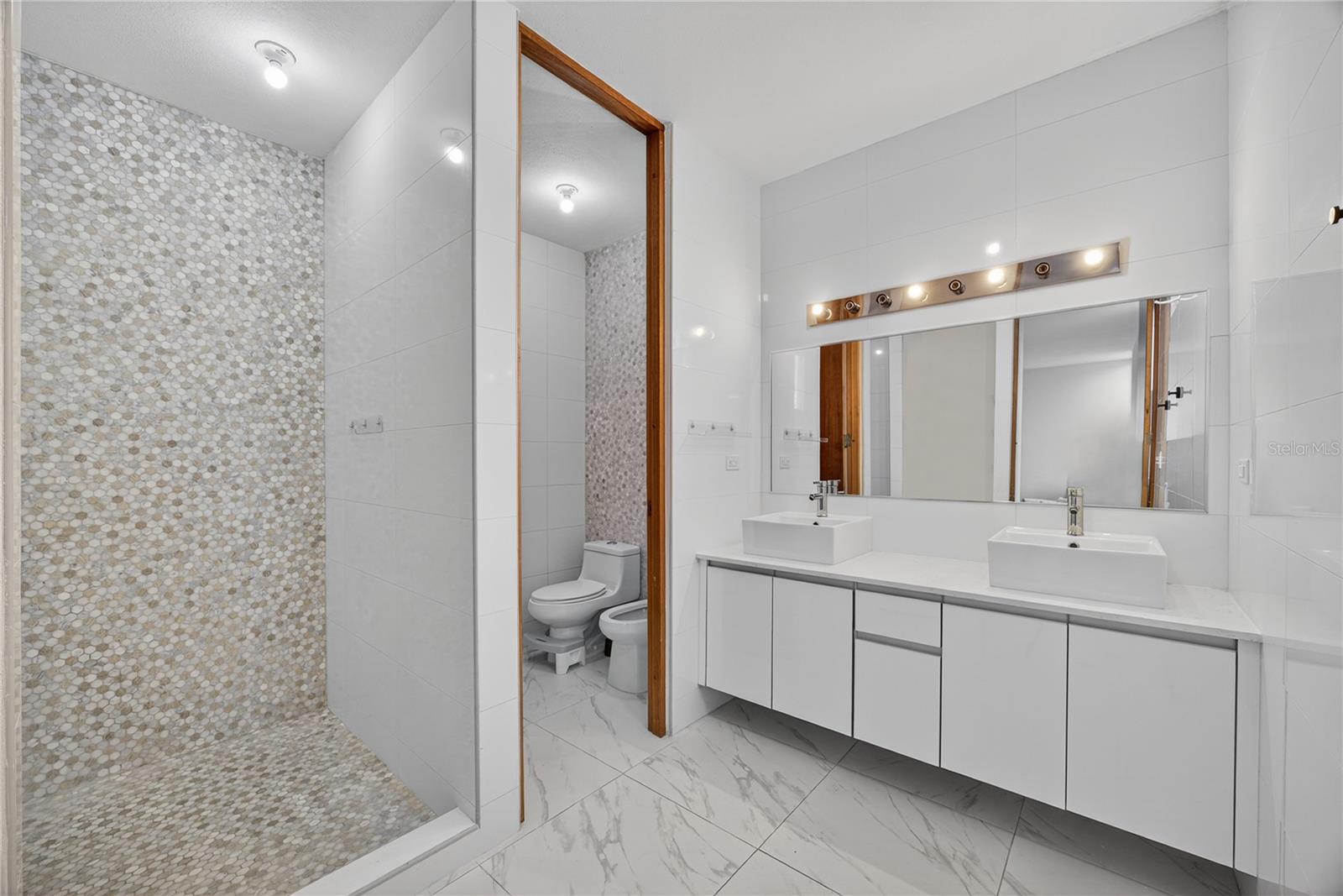 207 URB RIVER TERRACE