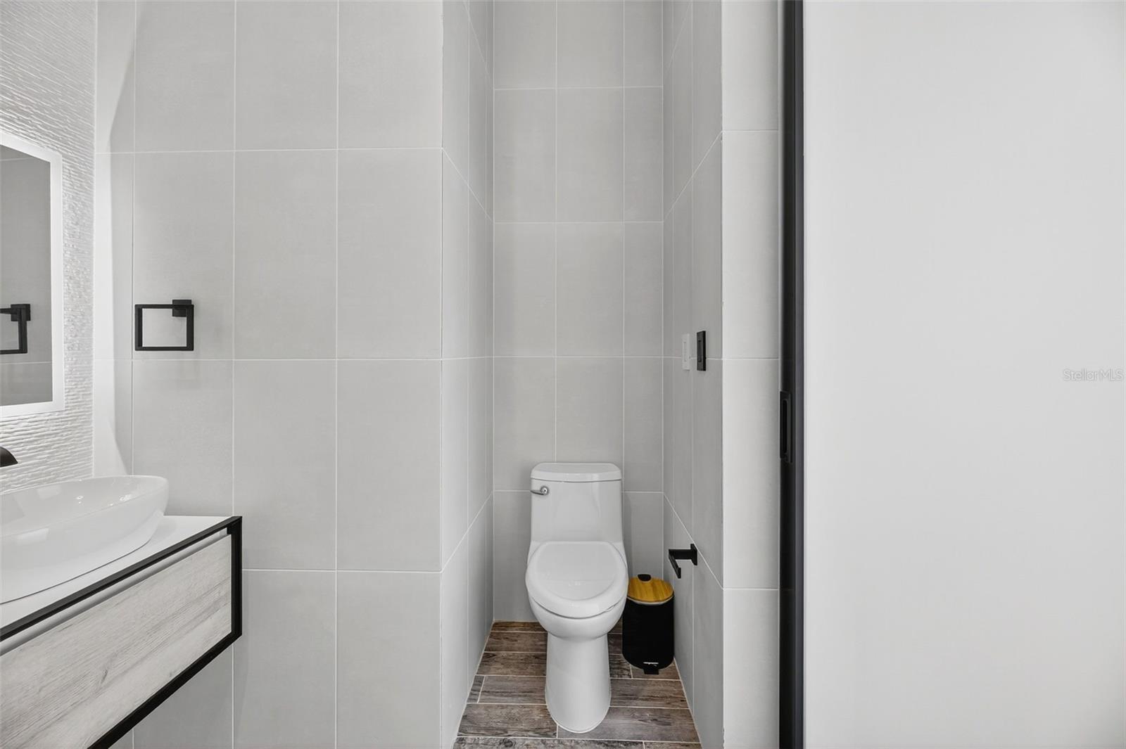 6951 REINA ISABEL STE. 101 #3a