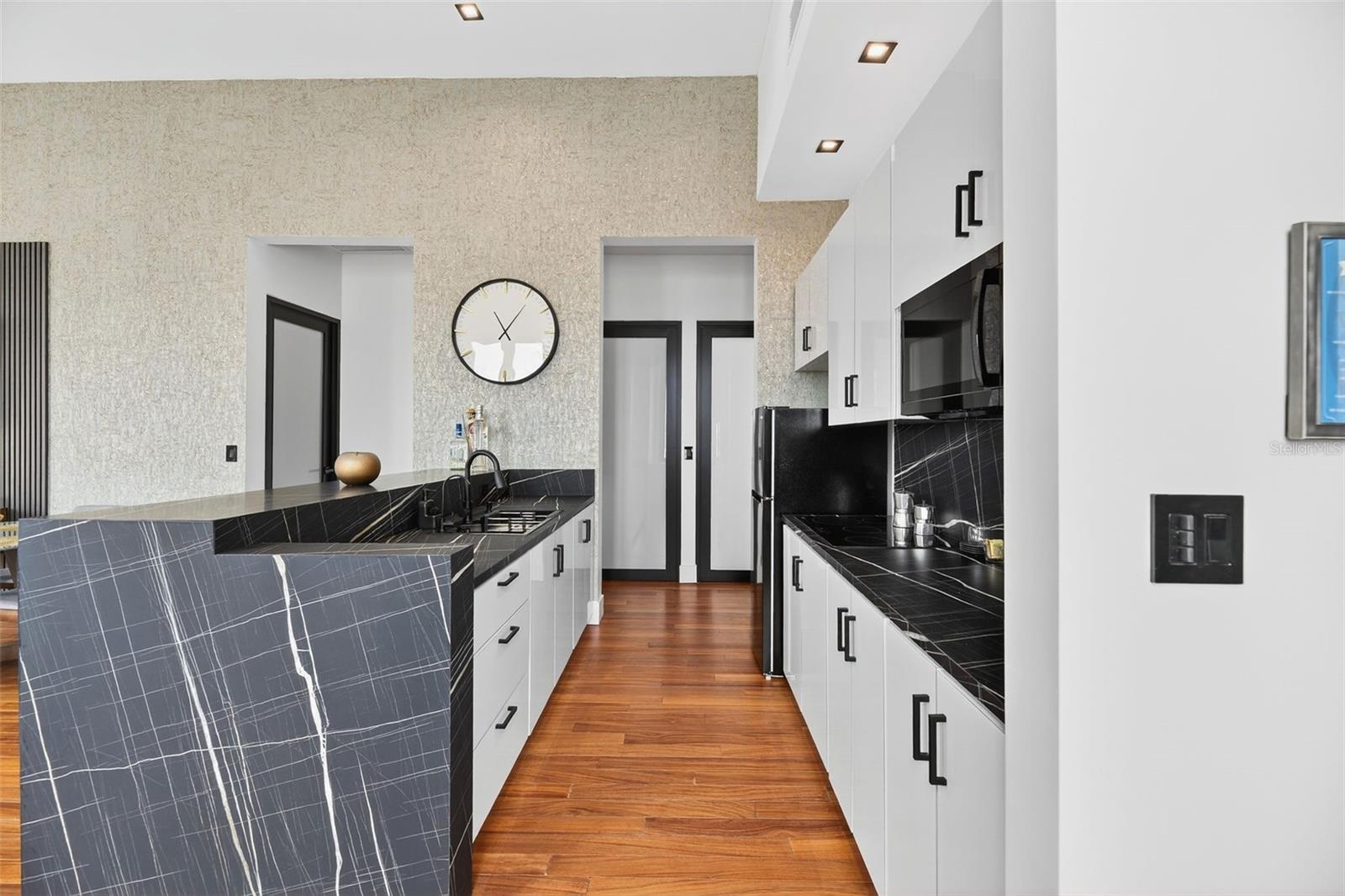 6951 REINA ISABEL STE. 101 #3a