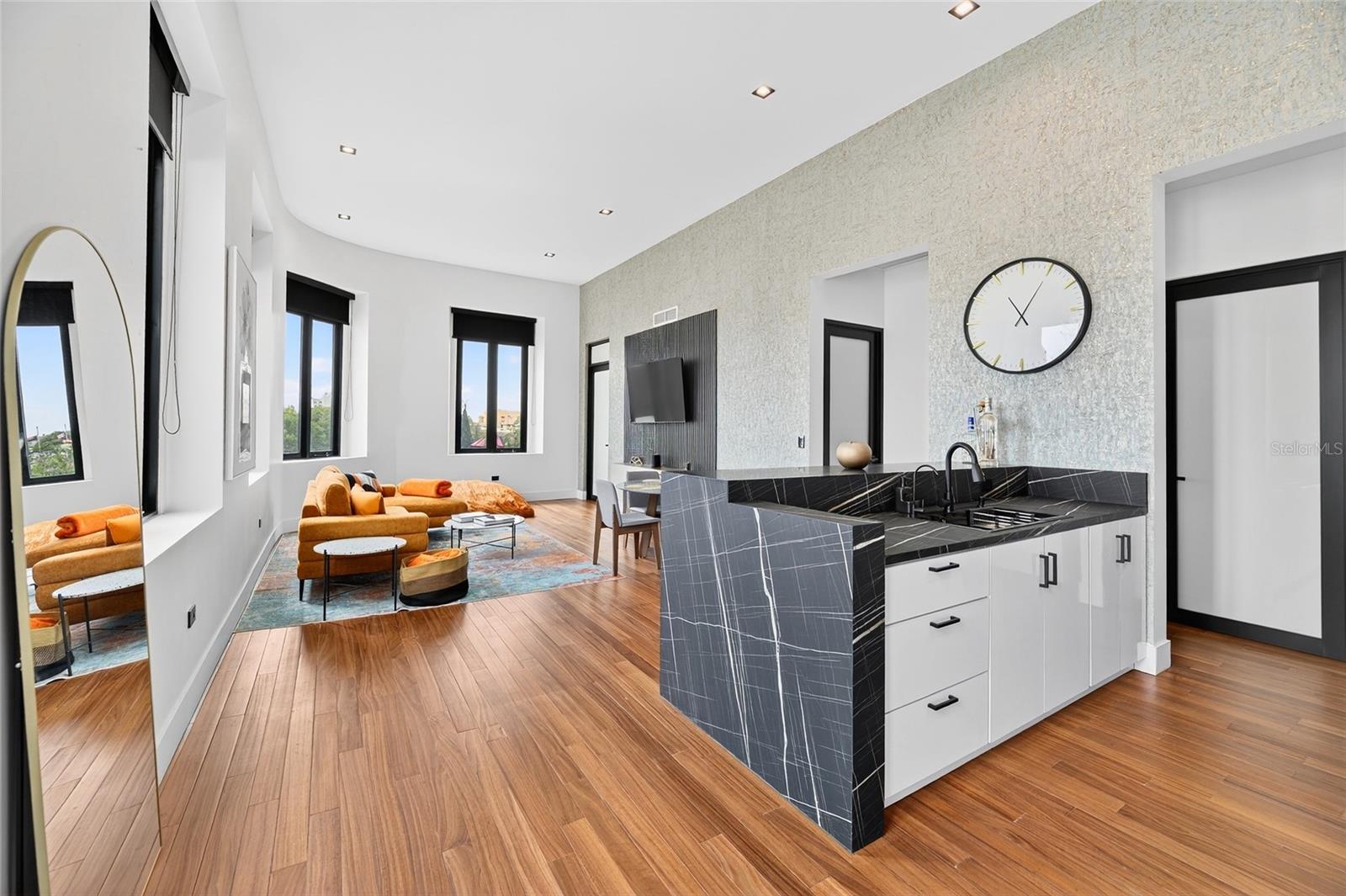 6951 REINA ISABEL STE. 101 #3a