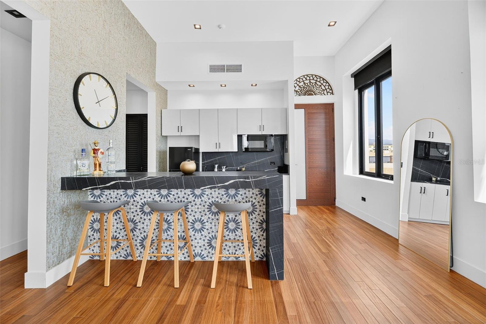 6951 REINA ISABEL STE. 101 #3a