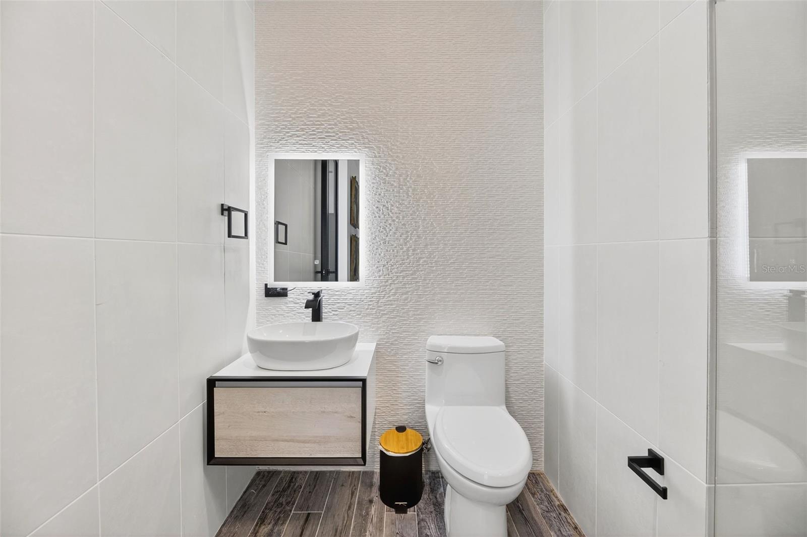 6951 REINA ISABEL STE. 101 #3a