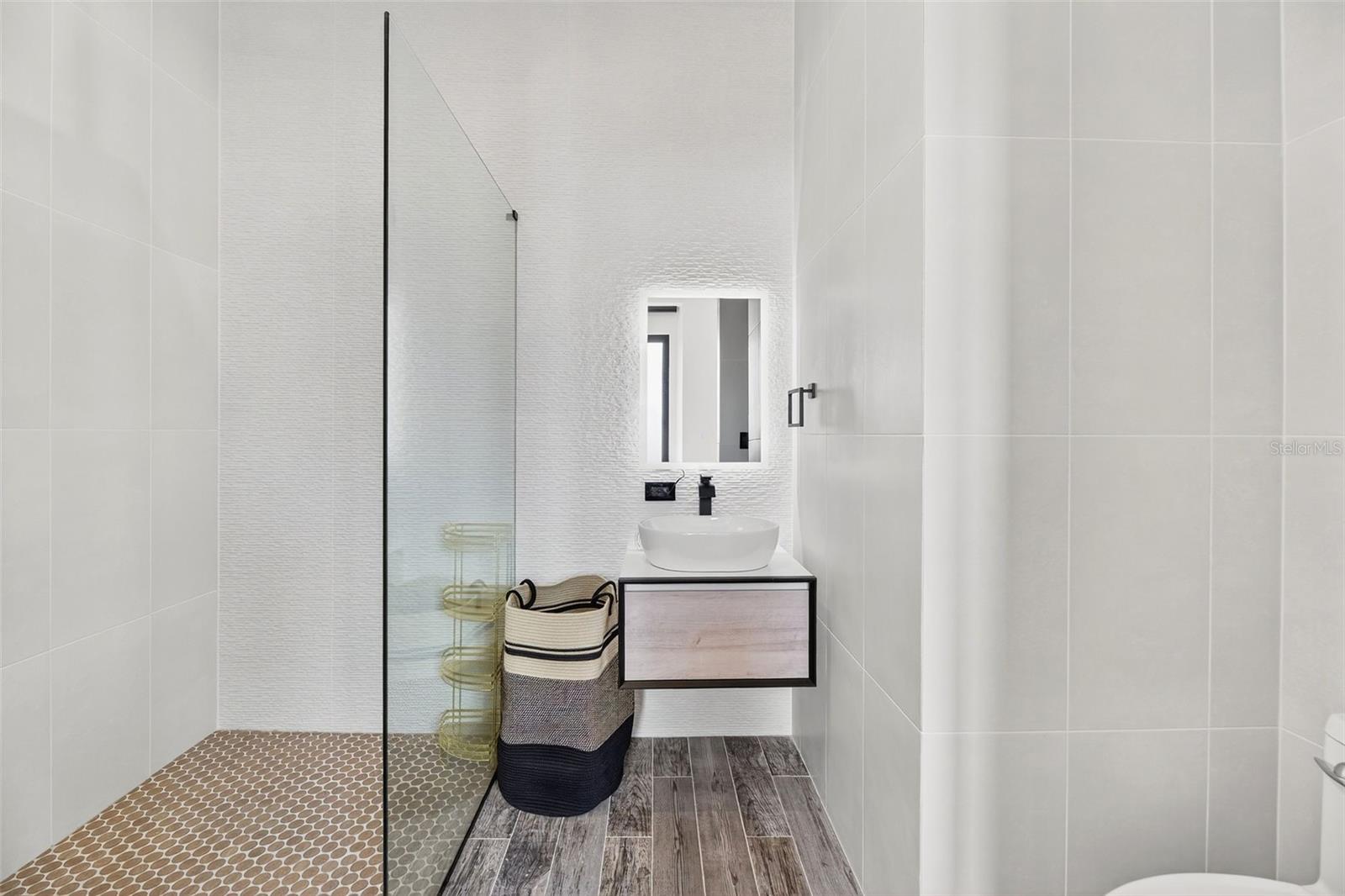 6951 REINA ISABEL STE. 101 #3a