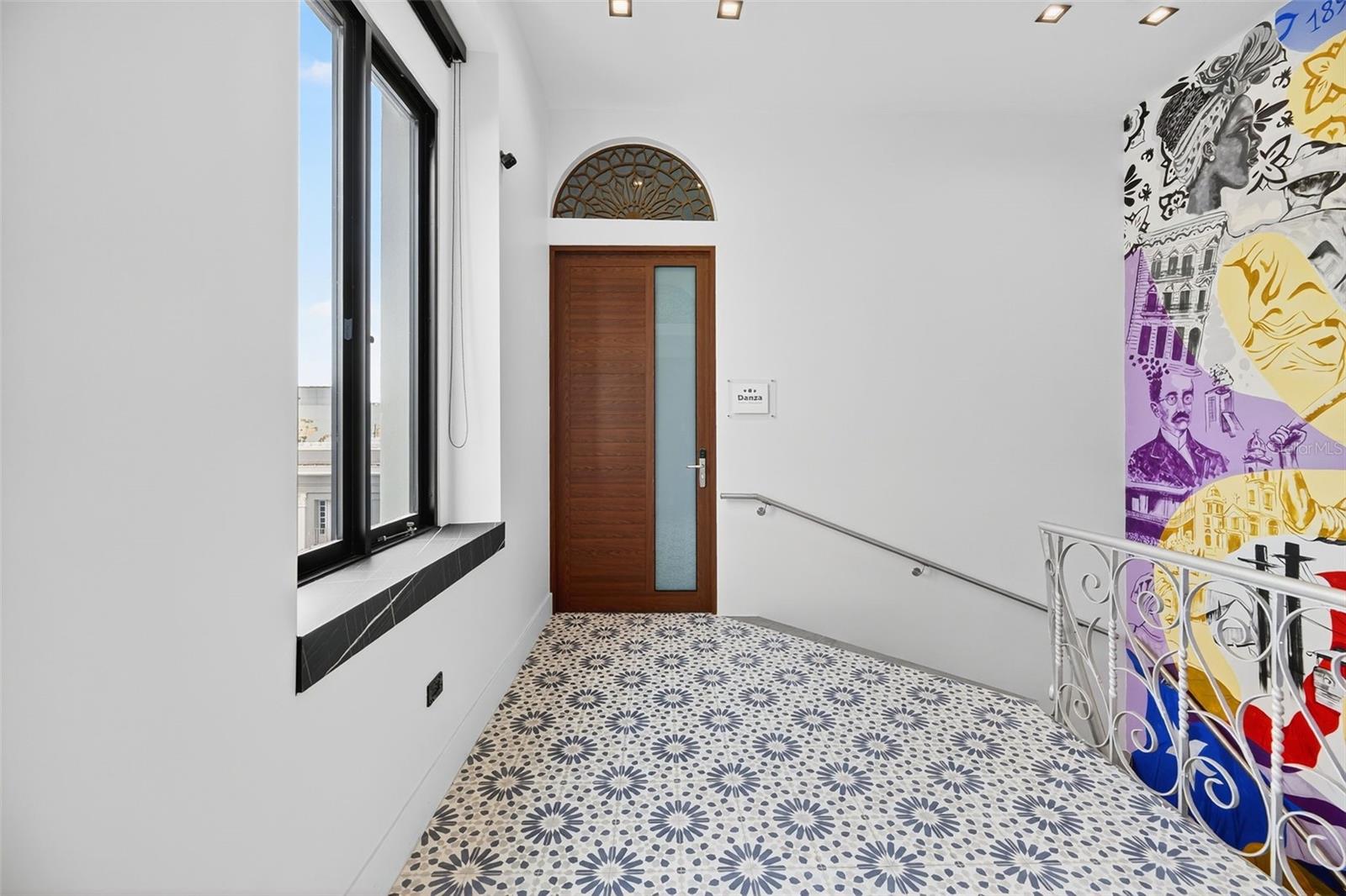 6951 REINA ISABEL STE. 101 #3a