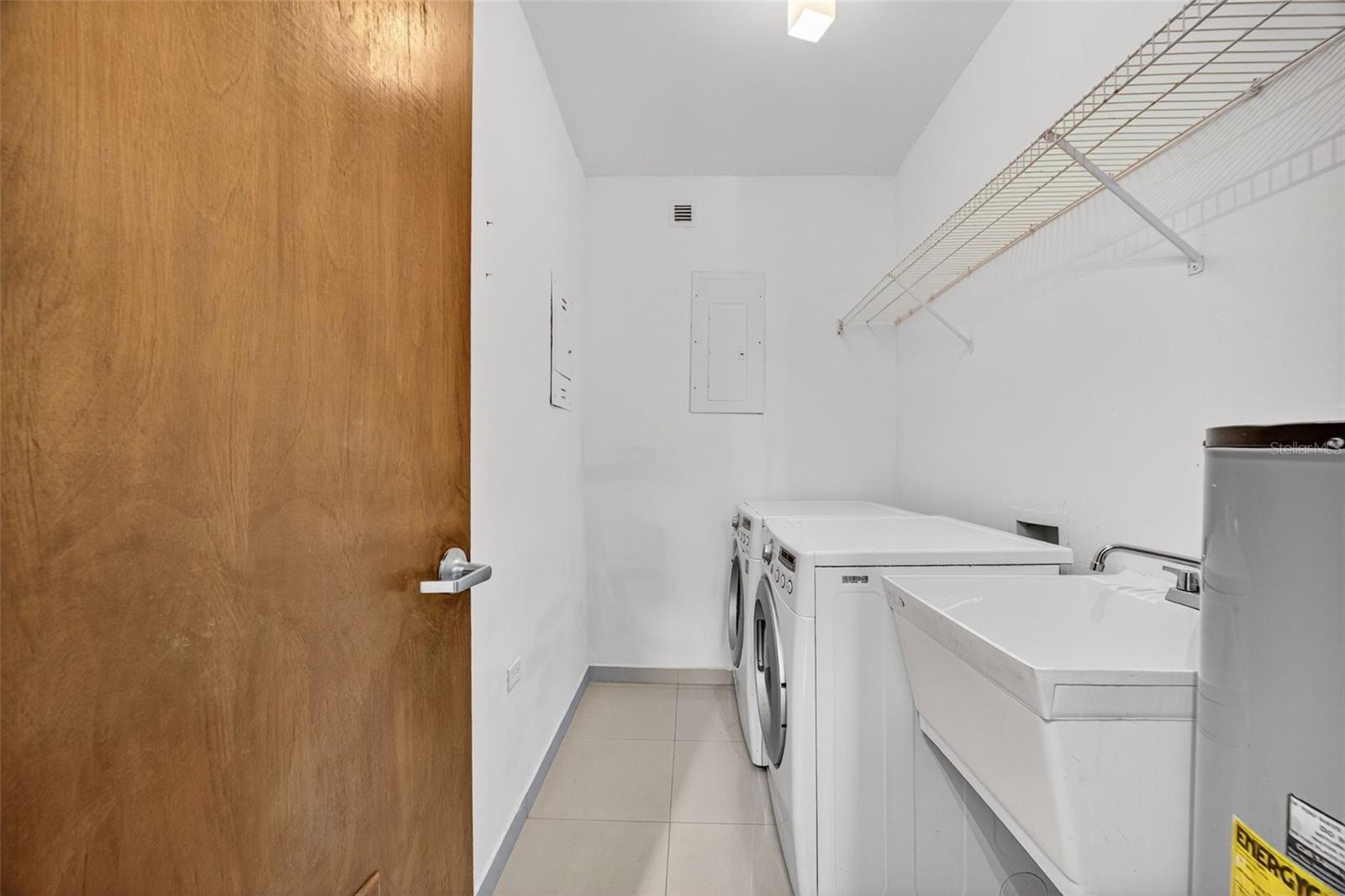 596 AVE. TTE CESAR LUIS GONZALEZ #411