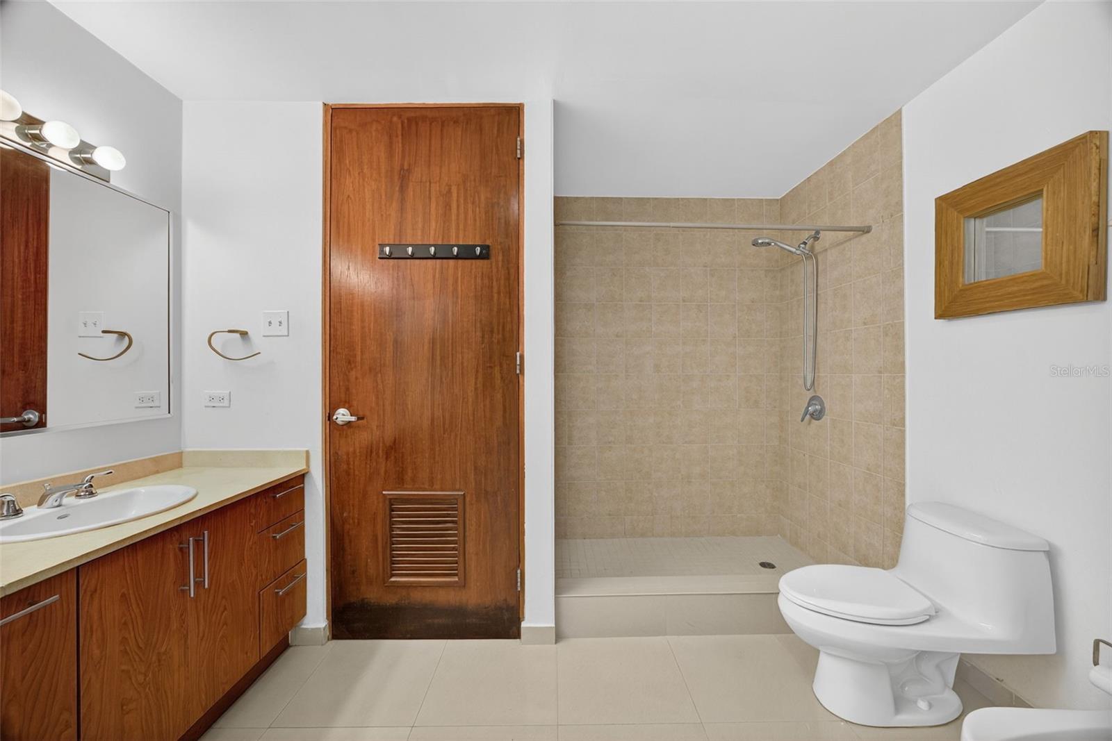 596 AVE. TTE CESAR LUIS GONZALEZ #411