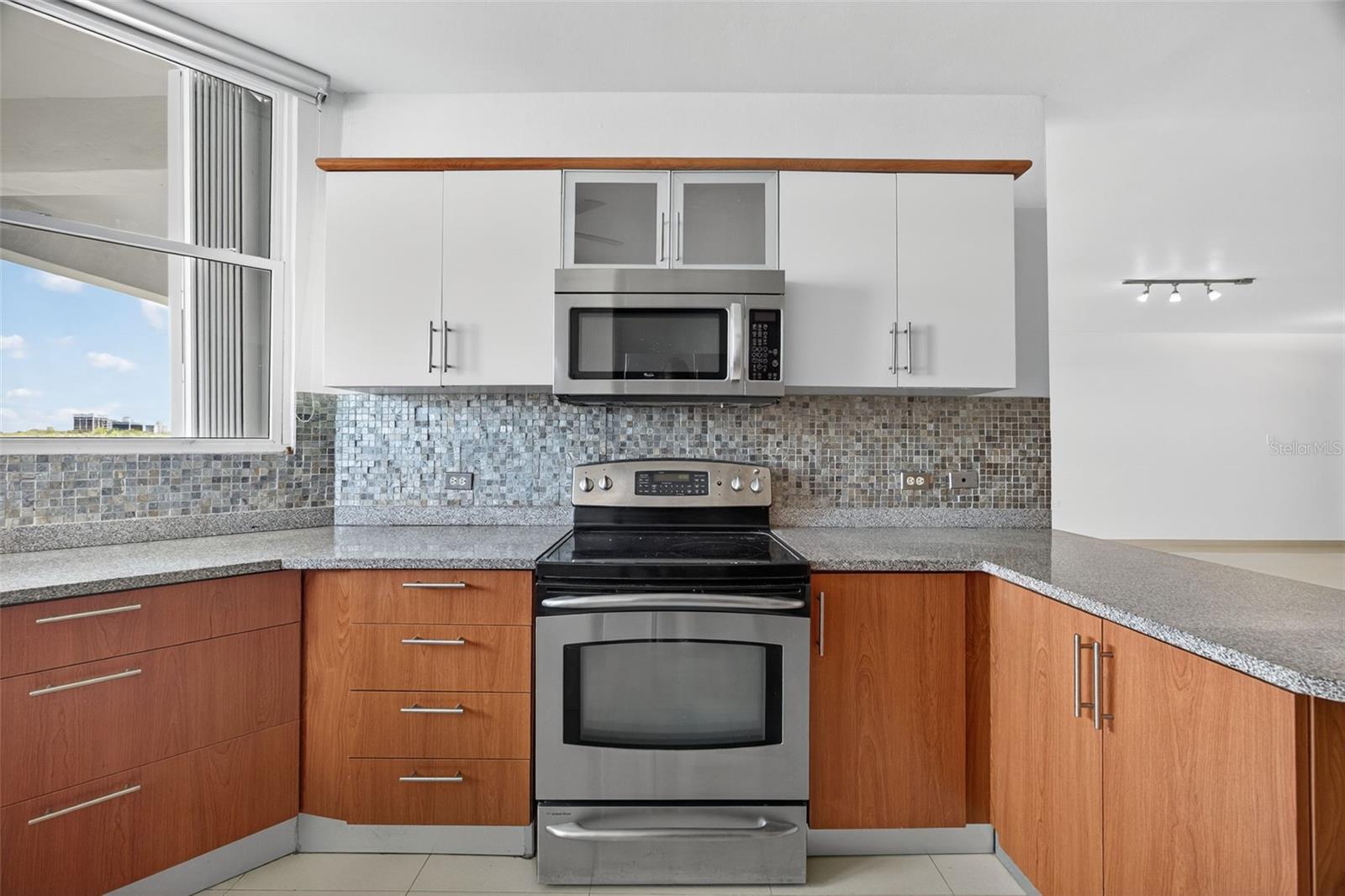 596 AVE. TTE CESAR LUIS GONZALEZ #411