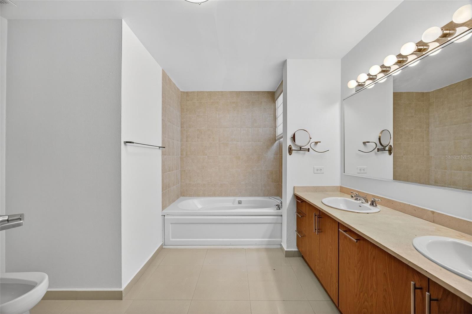 596 AVE. TTE CESAR LUIS GONZALEZ #411