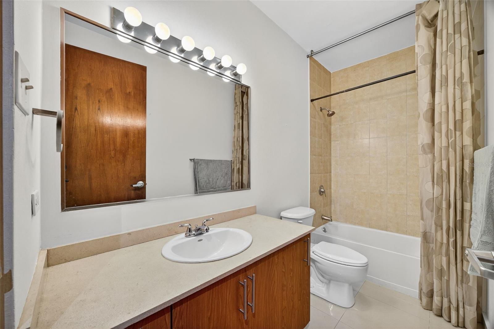 596 AVE. TTE CESAR LUIS GONZALEZ #411