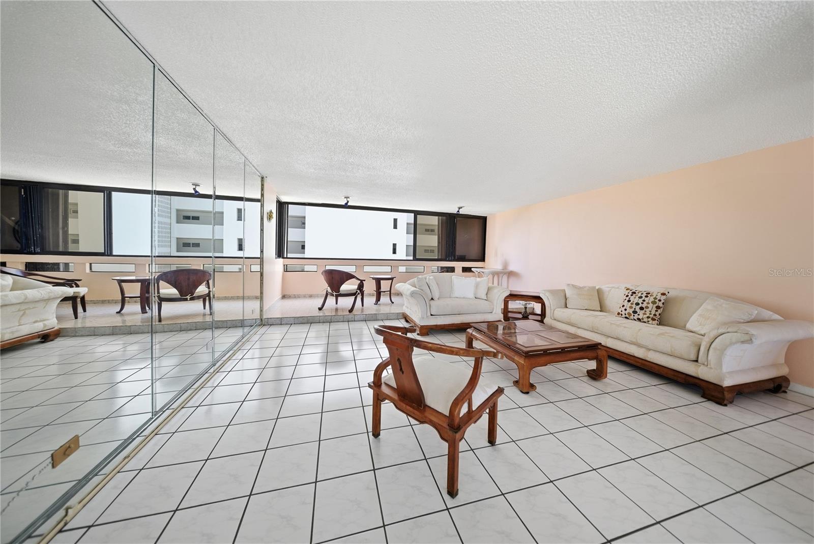 4327 AV. ISLA VERDE #501