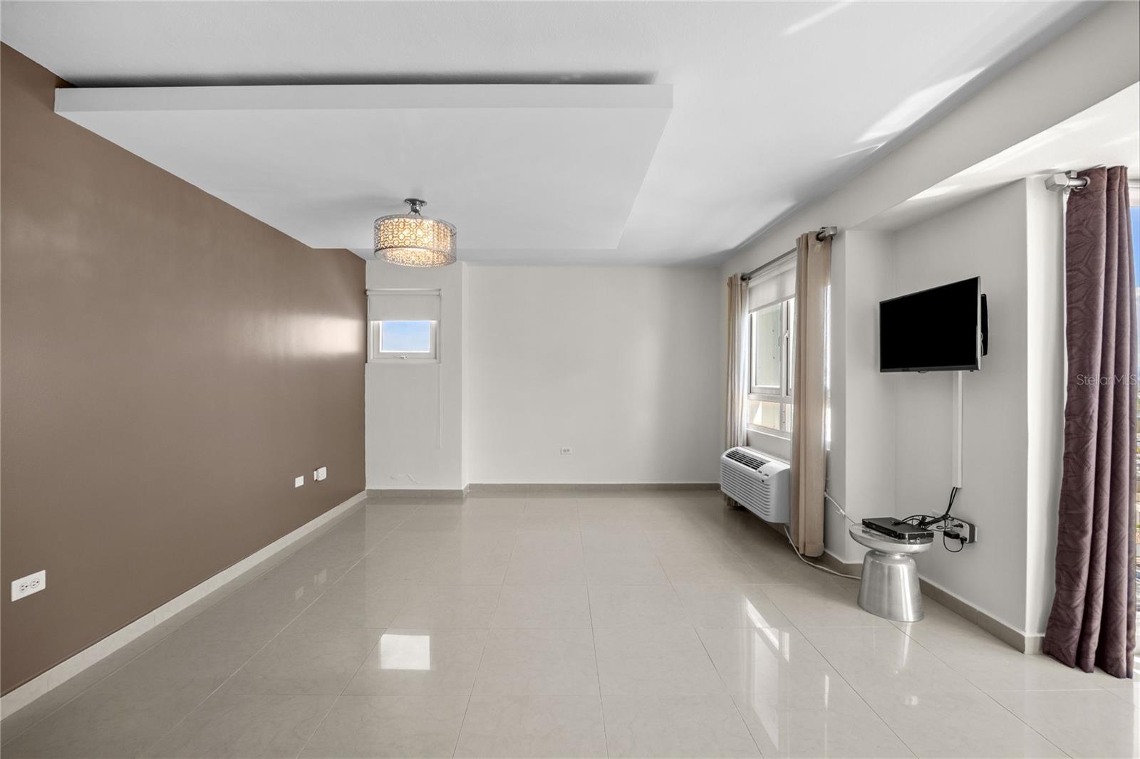 303 VILLAMIL #1904