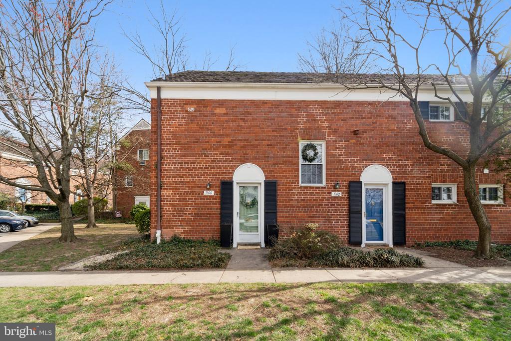 1300 Martha Custis Dr