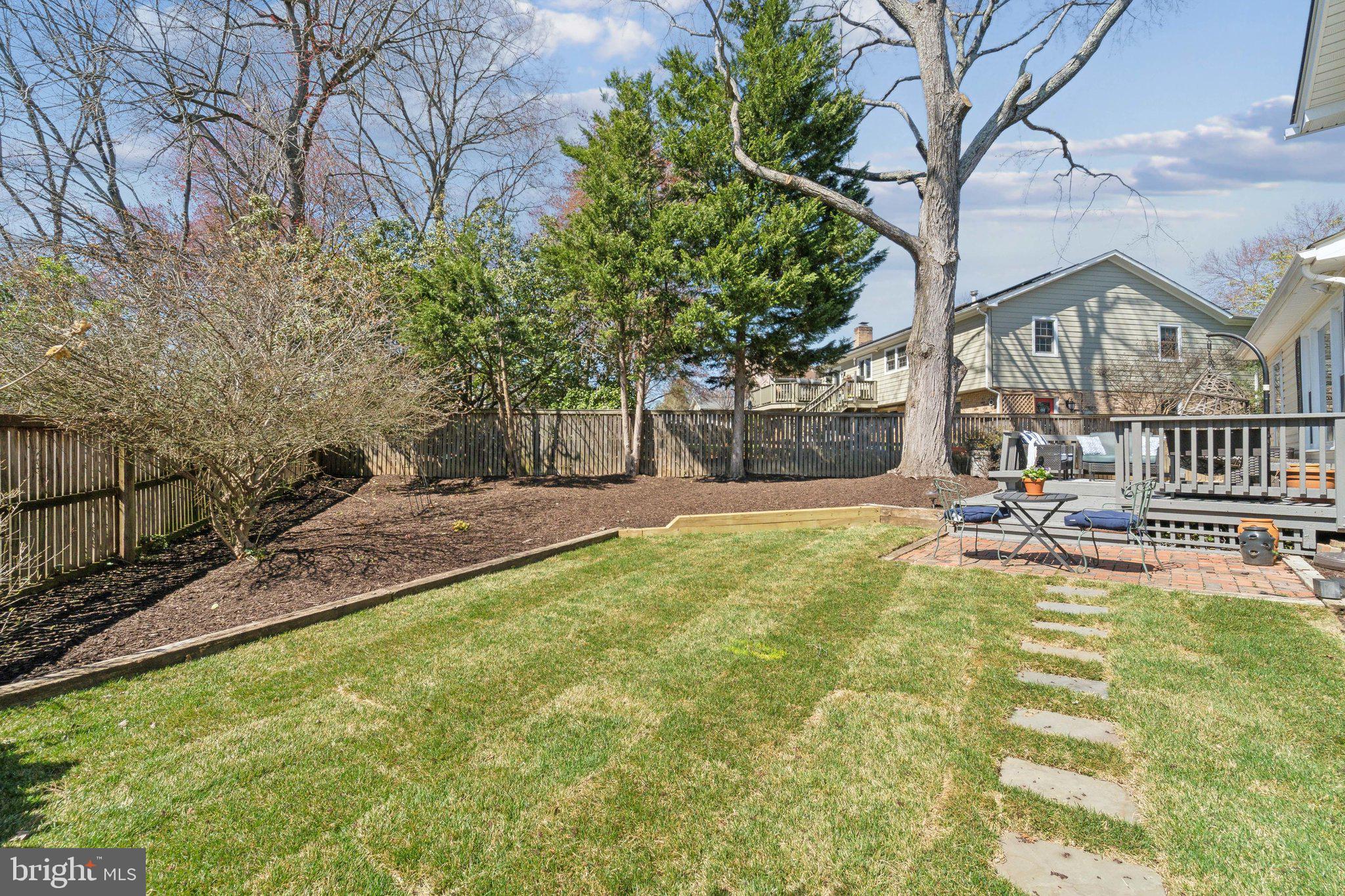 1903 Leo Ln