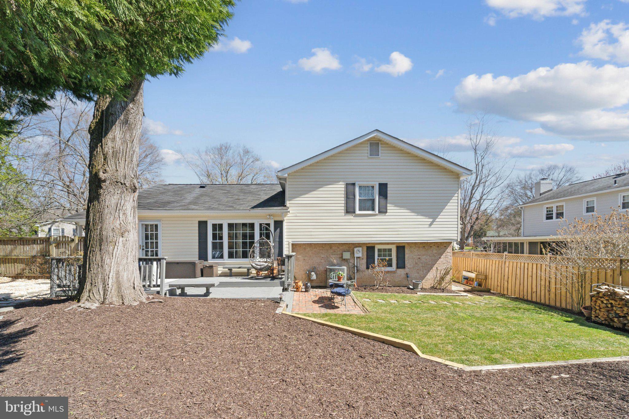 1903 Leo Ln