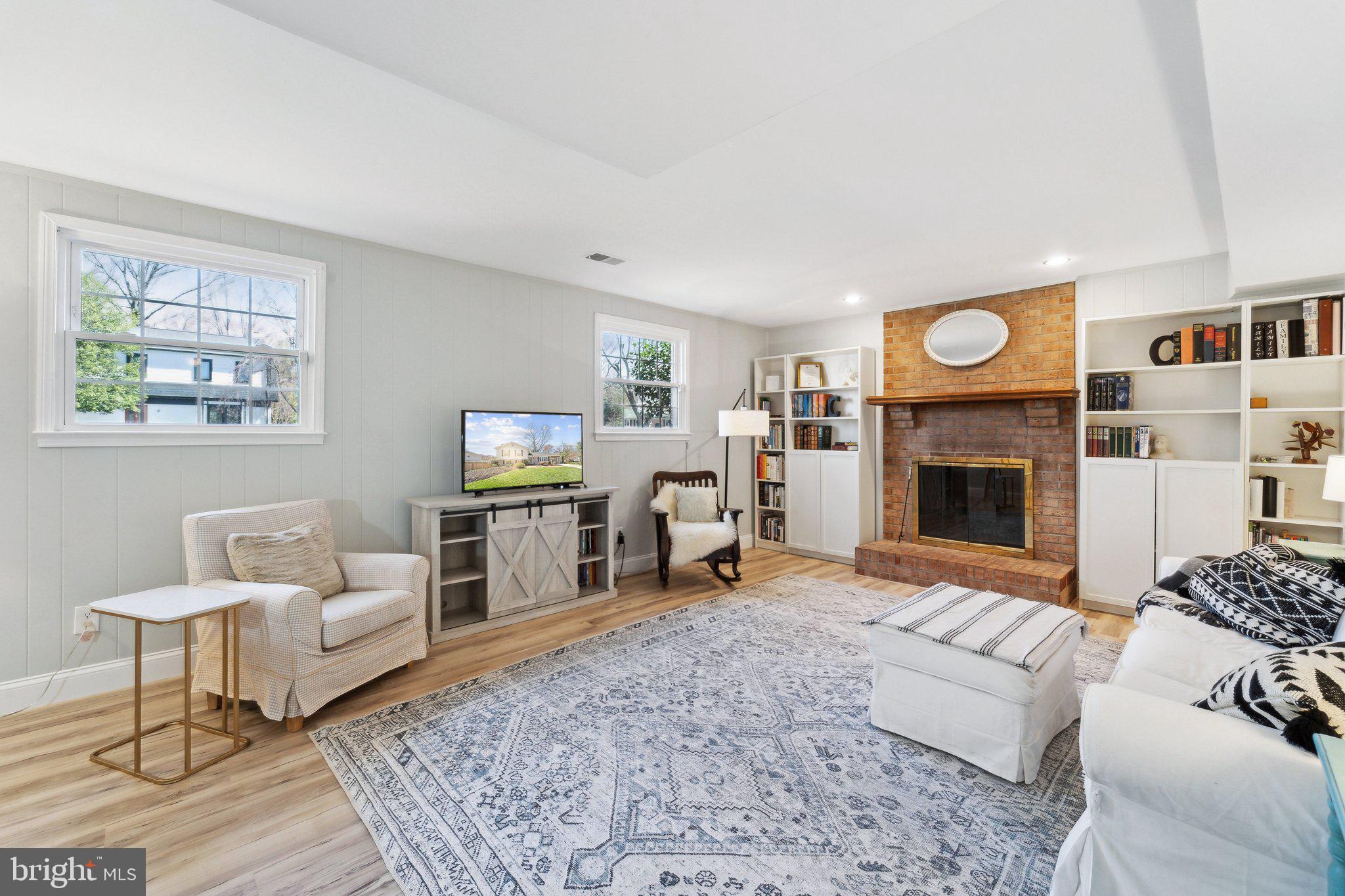 1903 Leo Ln