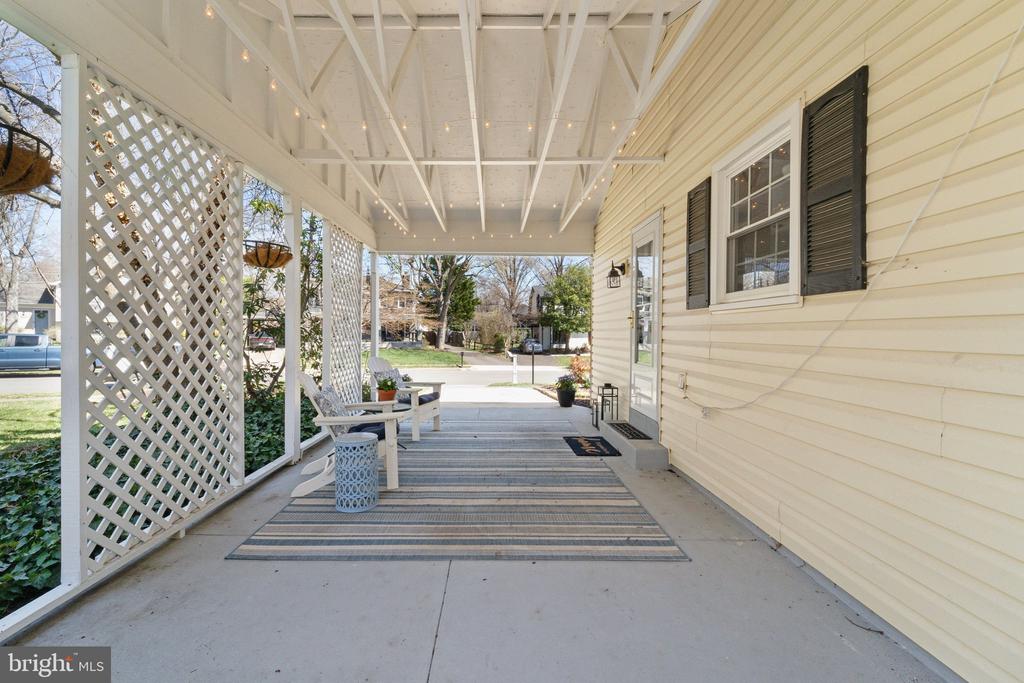 1903 Leo Ln