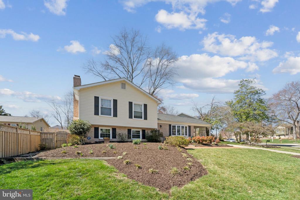 1903 Leo Ln