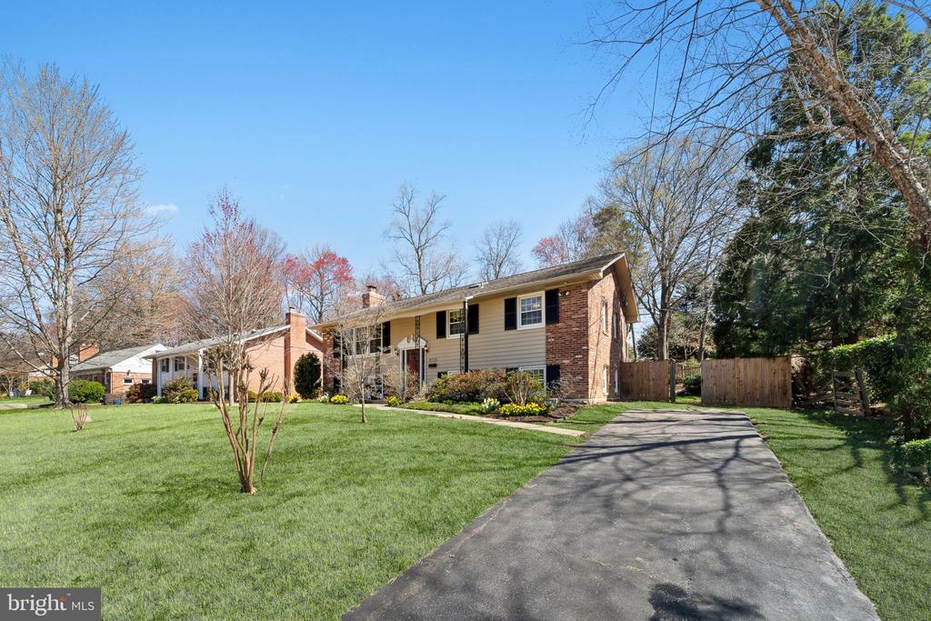8711 Bradgate Rd