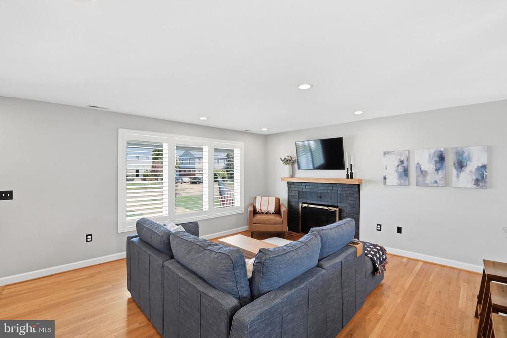 2209 ROLLINS DRIVE