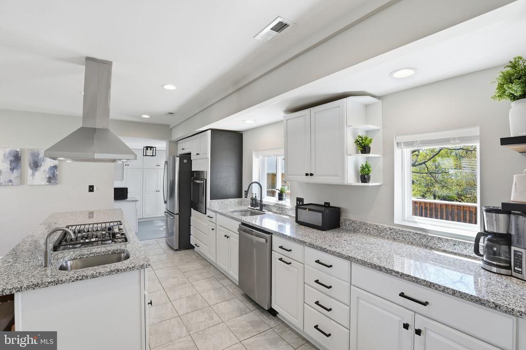 2209 ROLLINS DRIVE