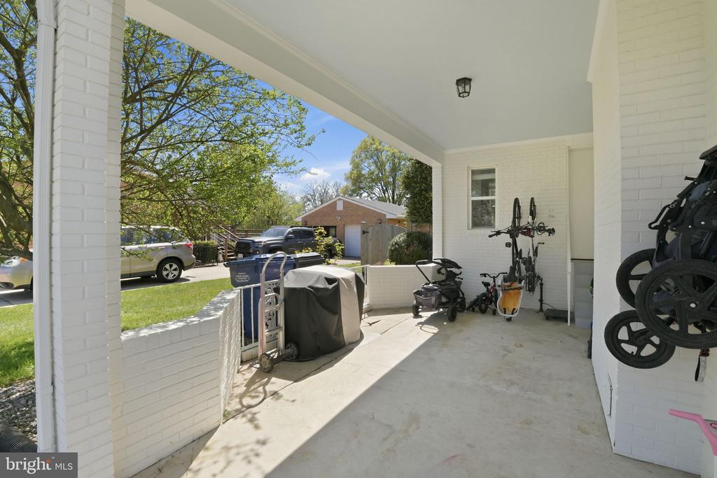 2209 ROLLINS DRIVE