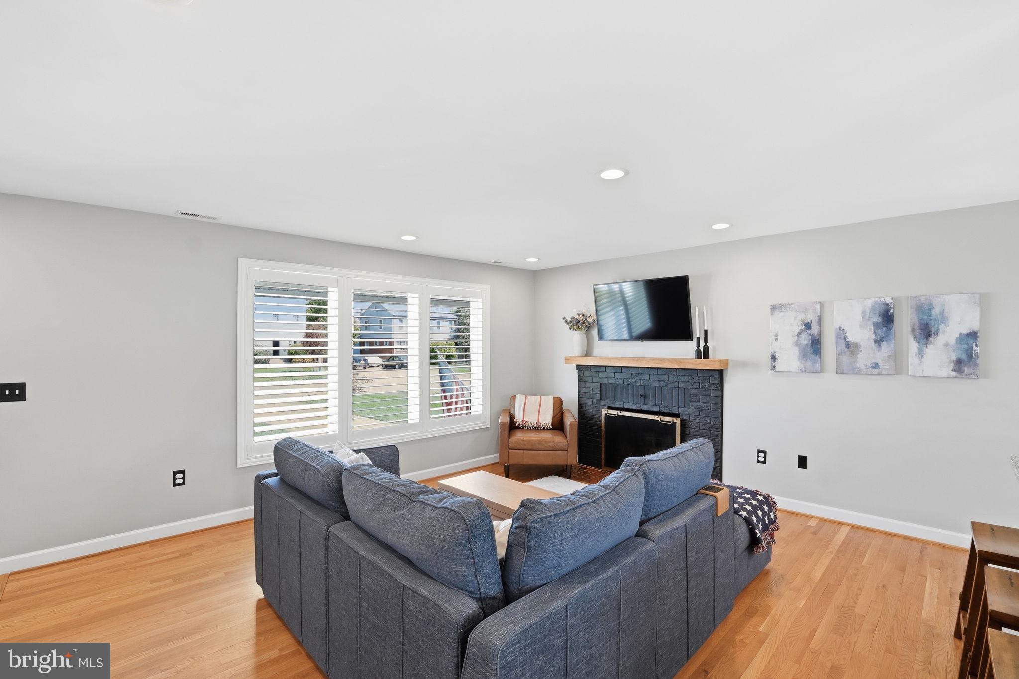2209 ROLLINS DRIVE