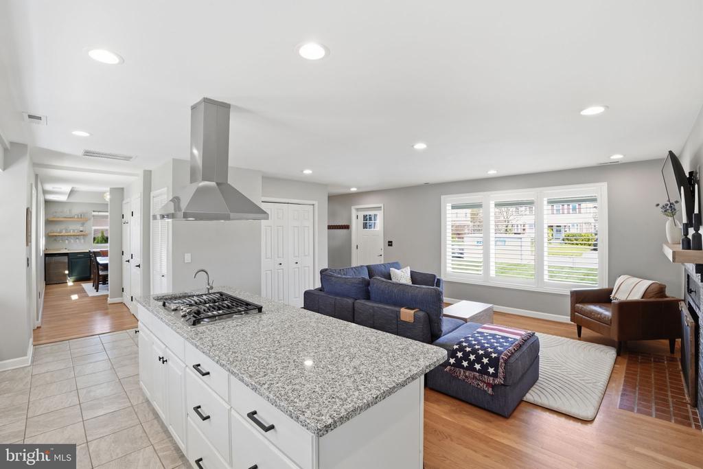 2209 ROLLINS DRIVE