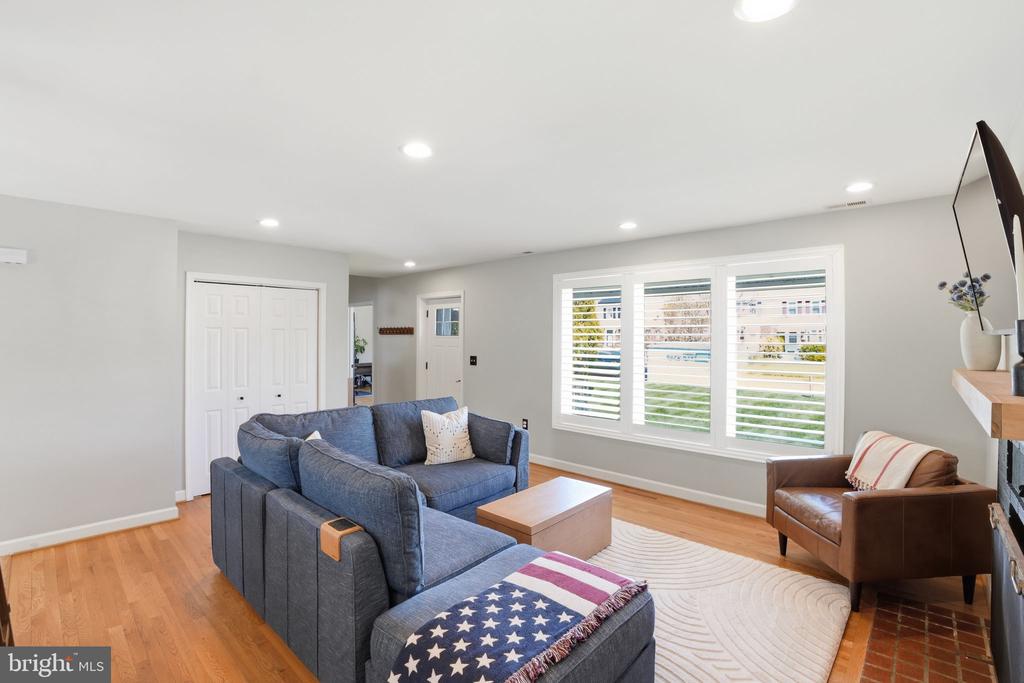 2209 ROLLINS DRIVE