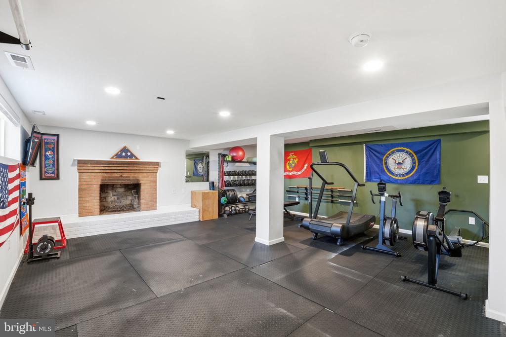 2209 ROLLINS DRIVE