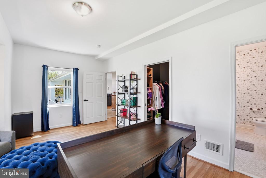 2209 ROLLINS DRIVE
