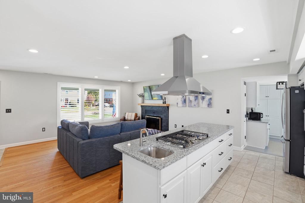 2209 ROLLINS DRIVE