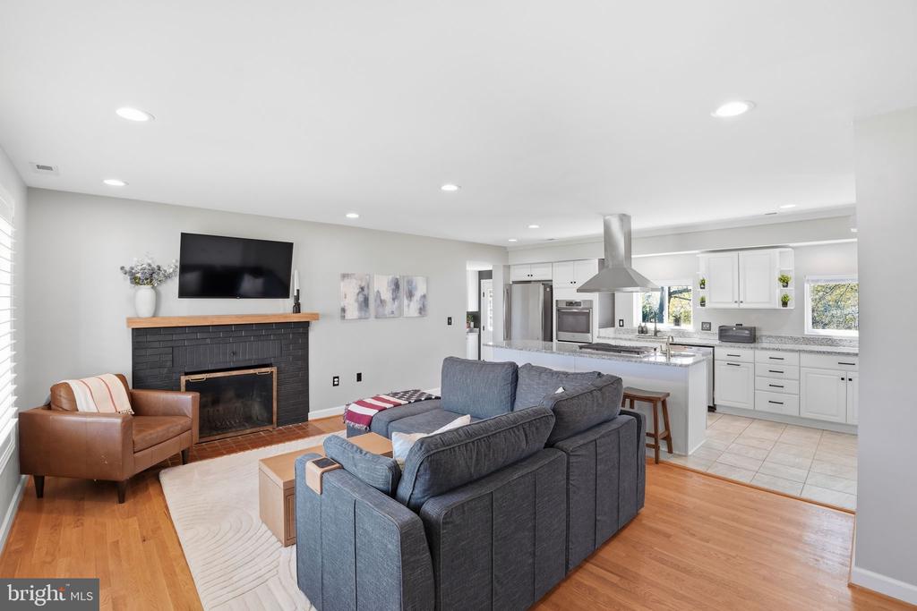2209 ROLLINS DRIVE